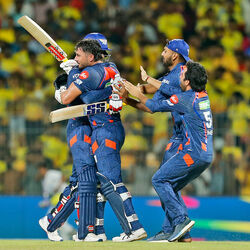 <p>IPL 2024 Points Table: మొన్న కేఎల్ రాహుల్, డికాక్.. ఇప్పుడు మార్కస్ స్టాయినిస్.. నాలుగు రోజుల వ్యవధిలో డిఫెండింగ్ ఛాంపియన్స్ చెన్నై సూపర్ కింగ్స్ ను రెండుసార్లు ఓడించిన లక్నో సూపర్ జెయింట్స్ సంచలనం సృష్టించింది. ఈ విజయంతో లక్నో 8 మ్యాచ్ లలో 5 విజయాలు, 10 పాయింట్లతో టాప్ 4లోకి దూసుకొచ్చింది. ఇప్పుడు కోల్‌కతా నైట్ రైడర్స్, సన్ రైజర్స్ హైదరాబాద్ లతో సమానంగా నిలిచింది. అయితే నెట్ రన్ రేట్ విషయంలో కేకేఆర్, ఎస్ఆర్‌హెచ్ మెరుగ్గా ఉండటంతో ఆ టీమ్స్ 2, 3 స్థానాల్లో ఉండగా.. లక్నో 4వ స్థానంలో ఉంది. ప్రస్తుతం లక్నో నెట్ రన్ రేట్ 0.148గా ఉంది.</p>