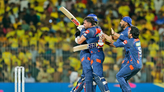 IPL 2024 Points Table: మొన్న కేఎల్ రాహుల్, డికాక్.. ఇప్పుడు మార్కస్ స్టాయినిస్.. నాలుగు రోజుల వ్యవధిలో డిఫెండింగ్ ఛాంపియన్స్ చెన్నై సూపర్ కింగ్స్ ను రెండుసార్లు ఓడించిన లక్నో సూపర్ జెయింట్స్ సంచలనం సృష్టించింది. ఈ విజయంతో లక్నో 8 మ్యాచ్ లలో 5 విజయాలు, 10 పాయింట్లతో టాప్ 4లోకి దూసుకొచ్చింది. ఇప్పుడు కోల్‌కతా నైట్ రైడర్స్, సన్ రైజర్స్ హైదరాబాద్ లతో సమానంగా నిలిచింది. అయితే నెట్ రన్ రేట్ విషయంలో కేకేఆర్, ఎస్ఆర్‌హెచ్ మెరుగ్గా ఉండటంతో ఆ టీమ్స్ 2, 3 స్థానాల్లో ఉండగా.. లక్నో 4వ స్థానంలో ఉంది. ప్రస్తుతం లక్నో నెట్ రన్ రేట్ 0.148గా ఉంది.