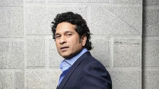 Happy Birthday Sachin Tendulkar: సచిన్ టెండూల్కర్ ఇప్పటికీ నెలకు రూ.4 కోట్ల వరకూ సంపాదిస్తున్నట్లు సమాచారం. అతని ఏడాది సంపాదన రూ.50 కోట్లపైనే ఉంది. అపోలో టైర్స్, ఐటీసీ సావ్లాన్, జియో సినిమా, స్పిన్నీ, ఫెడరల్ లైఫ్ ఇన్సూరెన్స్ లాంటి బ్రాండ్లకు అతడు అంబాసిడర్ గా ఉన్నాడు.