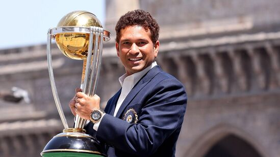 Happy Birthday Sachin Tendulkar: సచిన్ ఇప్పటికీ అడ్వర్టయిజ్‌మెంట్ల ద్వారా రూ.20 నుంచి రూ.22 కోట్ల వరకూ సంపాదిస్తున్నాడు. 2016లో ట్రూ బ్లూ బ్రాండ్ పేరుతో బట్టల బిజినెస్ లోకి ఎంటరయ్యాడు. ఆ తర్వాత 2019లో దీనిని యూకే, యూఎస్ దేశాలకు కూడా విస్తరించాడు.