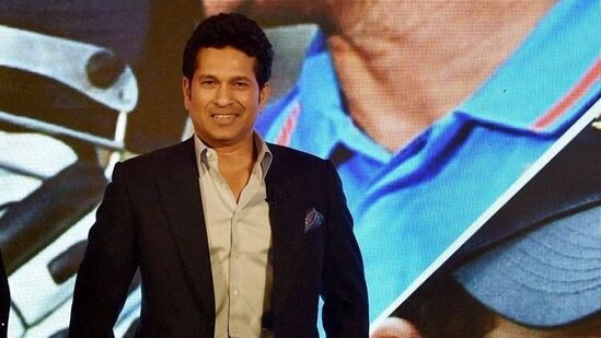 Happy Birthday Sachin Tendulkar: సచిన్ ఫుడ్ ఇండస్ట్రీలోనూ అడుగుపెట్టాడు. ముంబై, బెంగళూరులాంటి నగరాల్లో అతని రెస్టారెంట్లు ఉన్నాయి. ముంబైలోని బాంద్రాలో సచిన్ రూ.100 కోట్ల విలువ చేసే లగ్జరీ ఇంట్లో ఉంటున్నాడు.&nbsp;