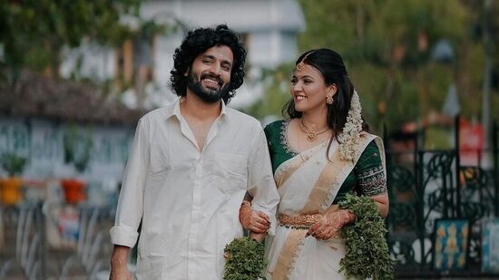 అప‌ర్ణ‌దాస్‌, దీప‌క్ ప‌రంబోల్ పెళ్లి ఫొటోలు సోష‌ల్ మీడియాలో వైర‌ల్ అవుతోన్నాయి. ఈ పెళ్లి ఫొటోల్లో ట్రెడిష‌న‌ల్ లుక్‌లో దీప‌క్‌, అప‌ర్ణ క‌నిపిస్తున్నారు.