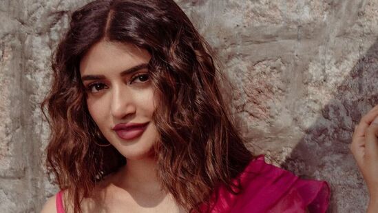 విజ‌య్ దేవ‌ర‌కొండ‌, డైరెక్ట‌ర్ గౌత‌మ్ తిన్న‌పూరి క‌లిసి చేస్తోన్న సినిమాలో శ్రీలీల హీరోయిన్‌గా ఎంపికైంది. కానీ అనివార్య కార‌ణాల ఆమెను ఈ సినిమా నుంచి ప‌క్క‌న‌పెట్టారు. శ్రీలీల హీరోయిన్‌గా న‌టించాల్సిన అన‌గ‌న‌గా ఒక‌రాజు కూడా ఆగిపోయింది.&nbsp;