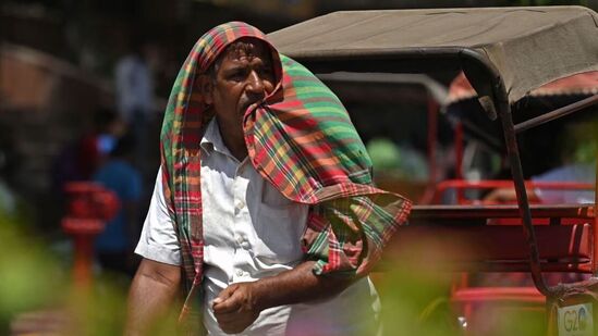 ఇవాళ విజయనగరం జిల్లా తుమ్మికపల్లిలో 45°C, వైయస్సార్ జిల్లా బలపనూర్ లో 44.9°C, ప్రకాశం జిల్లా దొనకొండలో 44.3°C, నంద్యాల జిల్లా &nbsp;మహానందిలో 44.2°C, అనకాపల్లి జిల్లా రావికమతంలో 44.1°C అధిక ఉష్ణోగ్రతలు నమోదైనట్లు అధికారులు వెల్లడించారు.&nbsp;