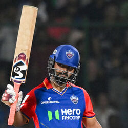 <p>IPL 2024 Orange Cap: గుజరాత్ టైటన్స్ తో మ్యాచ్ లో ఢిల్లీ క్యాపిటల్స్ కెప్టెన్ రిషబ్ పంత్ 43 బంతుల్లోనే 88 పరుగులు చేశాడు. ఈ మెరుపు ఇన్నింగ్స్ తో అతడు ఆరెంజ్ క్యాప్ లిస్టులో ఏకంగా మూడో స్థానానికి దూసుకొచ్చాడు. అతడు 9 మ్యాచ్ లలో 342 రన్స్ చేశాడు. ట్రావిస్ హెడ్, రియాన్ పరాగ్ లను వెనక్కి నెట్టడం విశేషం.</p>