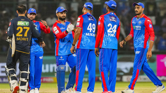 IPL 2024 Points Table: బుధవారం (ఏప్రిల్ 24) జరిగిన భారీ స్కోర్ల మ్యాచ్ లో గుజరాత్ టైటన్స్ ను 4 పరుగులతో చిత్తు చేసిన ఢిల్లీ క్యాపిటల్స్ ఆరో స్థానానికి దూసుకెళ్లింది. ఆ టీమ్ 9 మ్యాచ్ లలో 4 గెలిచి, 5 ఓడింది. 8 పాయింట్లు, -0.386 నెట్ రన్ రేట్ తో ఉంది. ఢిల్లీ దూకుడు చెన్నైకి డేంజర్ బెల్స్ లా కనిపిస్తోంది.