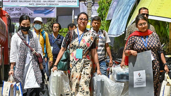 శుక్రవారం జరిగే రెండో విడత పోలింగ్ లో కోట్లాది మంది ఓటు హక్కు వినియోగించుకోనున్నారు.
