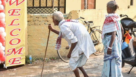 మోరిగావ్ జిల్లాలోని మయోంగ్ లో ఓటు వేసేందుకు వచ్చిన వృద్ధ దంపతులు.