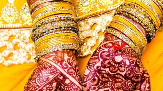 అమరావతి (విజయవాడ)లో 10 గ్రాముల పసిడి (22క్యారెట్లు) ధర రూ. 66,660గా ఉంది. 24 క్యారెట్ల గోల్డ్​ ప్రైజ్​ రూ. 72,720గా ఉంది. కేజీ వెండి ధర రూ. 88,100గా ఉంది.