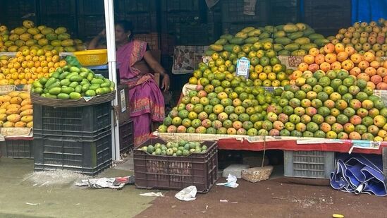 సింధీ మామిడి మాదిరిగానే పశ్చిమ బెంగాల్ లోని ముర్షీదాబాద్ కు చెందిన కోహిదూర్ మామిడి కూడా ప్రసిద్ధి చెందింది. దీని ధర కూడా కిలో రూ.3,000 వరకు ఉంటుందని అంటారు.
