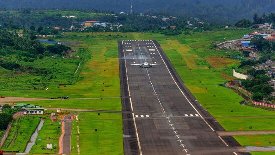 శంషాబాద్ అంతర్జాతీయ విమానాశ్రయం(Shamshabad Airport Runway) రన్ వే పై చిరుత(Leopard) కలకలం సృష్టంచింది. ఆదివారం తెల్లవారుజామున ఎయిర్ పోర్టు పెట్రోలింగ్ సిబ్బంది రన్ వే పై చిరుతను గుర్తించారు. శంషాబాద్ అంతర్జాతీయ విమానాశ్రయం(Shamshabad Airport Runway) రన్ వే పై చిరుత(Leopard) కలకలం సృష్టంచింది. ఆదివారం తెల్లవారుజామున ఎయిర్ పోర్టు పెట్రోలింగ్ సిబ్బంది రన్ వే పై చిరుతను గుర్తించారు. 