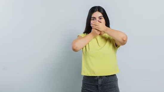 నిమ్మకాయ : &nbsp;నిమ్మకాయలో అనేక యాంటీ బాక్టీరియల్ ప్రయోజనాలు ఉన్నాయి. చంకలలో పేరుకుపోయిన చెమటను నిమ్మకాయ పొగొడుతుంది. స్నానానికి ముందు నిమ్మకాయను కోసి చెమట పేరుకున్న అన్ని చోట్ల రుద్దండి. అప్లై చేసిన తర్వాత స్నానం చేయండి. చెమట వాసన పోయే వరకు ఇలా చేస్తూనే ఉండవచ్చు.