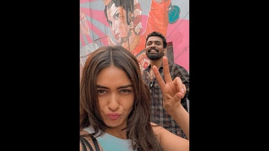 మృణాల్ ఠాకూర్ ముంబైలో వీధిలో ఎవరితోనో సెల్ఫీ దిగిన ఫొటో షేర్ చేసింది. ఈ ఫొటోకు క్యూట్ గా ఎక్స్ ప్రెషన్ ఇచ్చింది మృణాల్. కాగా మృణాల్ ఠాకూర్ సోషల్ మీడియాలో చాలా యాక్టివ్‌గా ఉంటుదన్న విషయం తెలిసిందే.&nbsp;&nbsp;
