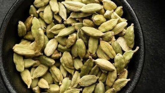 &nbsp;ఆయుర్వేదం ప్రకారం యాలకుల వల్ల కలిగే ప్రయోజనాలు ఎన్నో. ఆయుర్వేదం ప్రకారం యాలకులు &nbsp;జీర్ణక్రియ, గ్యాస్ సమస్యలు, ఉదర సమస్యలను కాపాడుతుంది. ఇది నోటి నుండి దుర్వాసనను తొలగిస్తుంది.&nbsp;