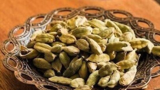 &nbsp;యాలకులను మెత్తగా పొడి చేసి ఒక గ్లాసు నీటిలో వేయాలి. ఆ నీటిని మరిగించాలి. ఆ నీటిని రాత్రంగా అలా వదిలేయండి. ఉదయం నిద్రలేచి ఖాళీ పొట్టతో ఈ నీటిని త్రాగాలి. ఇలా తాగడం వల్ల ఎన్నో ప్రయోజనాలు ఉన్నాయి.