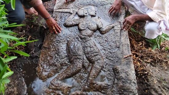 యాదగిరిగుట్ట-భువనగిరి జిల్లా ఆలేరు మండలంలోని కొల్లూరు గ్రామం శివారులో పాటిగడ్డమీద శివాలయం, వైష్ణవాలయాల మధ్య కొత్త తెలంగాణ చరిత్రబృందం సభ్యుడు కుండె గణేశ్ అరుదైన, అపురూపమైన కొత్త వీరగల్లును గుర్తించారు. ఉత్తరాభిముఖురాలై రెండు చేతుల్లో బాకులతో యుద్ధం చేస్తున్న వీరవనిత తలవెనక కొప్పు ముడిచివుంది. చెవులకు కుండలాలున్నాయి. మెడలో కంటెవుంది. చేతులకు కంకణాలు, కాళ్లకు పాంజీబులున్నాయి. రవికె ధరించింది. మొలకు వీరకాసె కట్టింది. నడుమున దట్టీ ఉంది. ఈ వీరగత్తె శిల్పాన్ని చెక్కిన గ్రానైట్ బండపలక 5 అడుగులకన్నా ఎత్తుంది. తలపైన తోరణం చెక్కుడు గీతలున్నాయి.