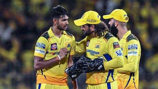 IPL 2024 Points Table: ముంబై ఇండియన్స్ పై లక్నో సూపర్ జెయింట్స్ విజయంతో చెన్నై సూపర్ కింగ్స్ పాయింట్ల టేబుల్లో మూడు నుంచి నాలుగో స్థానానికి పడిపోయింది. ఆ టీమ్ 9 మ్యాచ్ లలో ఐదు గెలిచి పది పాయింట్లతో నాలుగో స్థానంలో ఉంది. సన్ రైజర్స్ హైదరాబాద్ టాప్ 4 నుంచి వెళ్లిపోయింది. ఆ టీమ్ కూడా 9 మ్యాచ్ లలో 10 పాయింట్లతో ఐదో స్థానంలో ఉంది. ఢిల్లీ క్యాపిటల్స్ ఆరు, గుజరాత్ టైన్స్ ఏడో స్థానంలో ఉన్నాయి.