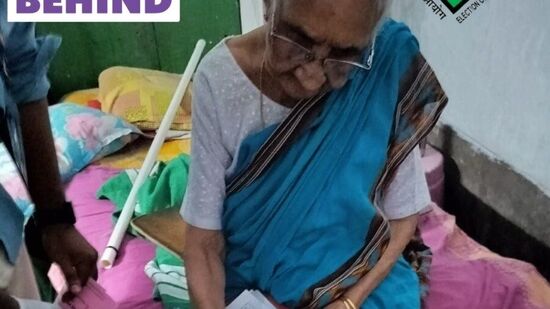 హోం ఓటింగ్ ను ఎంచుకున్న ఓటర్ల ఇంటి వద్దకే అధికారుల బృంధం వెళ్లి బ్యాలెట్ పేపర్లను అందజేసింది.&nbsp;