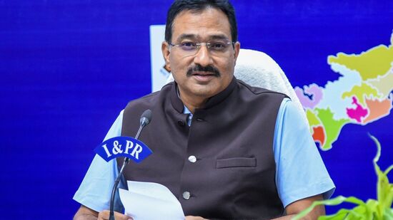 మార్చి 16 న ఎన్నికల షెడ్యూలు ప్రకటించినప్పటి నుంచి ఏఫ్రిల్ 22 వ తేదీ వరకూ అధికార బృంధాలు అర్హులైన వారి నుంచి ఫారం -12D లను సేకరించడం జరిగిందని సీఈవో ముఖేశ్ కుమార్ మీనా తెలిపారు.రాష్ట్రంలో మొత్తం 4.14 కోట్ల మంది ఓటర్లు ఉండగా 65,707 మంది సర్వీసు ఓటర్లు ఉన్నట్లు ప్రకటించారు. &nbsp;మొత్తం 46,389 పోలింగ్‌ కేంద్రాలు ఏర్పాటు చేస్తున్నామన్నారు&nbsp;