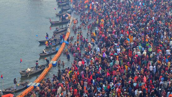 పుణ్య స్నానం ఆచరిస్తున్న భక్తులు( Representational image)