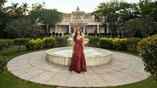Janhvi Kapoor mansion: ఒక్క రోజైనా మీరు బాలీవుడ్ స్టార్ జాన్వీ కపూర్ లాగా ఆమె మ్యాన్షన్ లో ఉండొచ్చు. చెన్నైలోని జాన్వీకి చెందిన 1 బెడ్ రూమ్, 1 బాత్ రూమ్ ఇంట్లో ఉండే అవకాశాన్ని ఎయిర్‌బీఎన్‌బీ (Airbnb) తమ కస్టమర్లకు అందిస్తోంది. స్విమ్మింగ్ పూల్ సహా అత్యాధునిక వసతులన్నీ ఈ మ్యాన్షన్ లో ఉన్నాయి.
