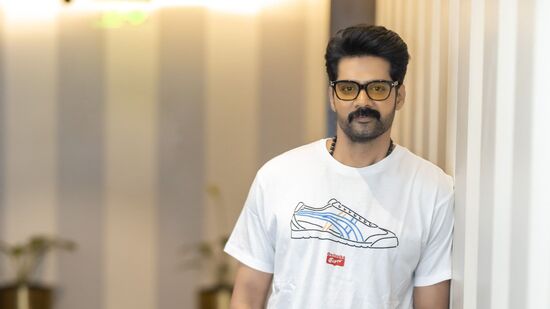 దాదా సాహెబ్ ఫాల్కే ఫిల్మ్ ఫెస్టివ‌ల్ 2024లో బెస్ట్ యాక్ట‌ర్ అవార్డు కోసం టాలీవుడ్ నుంచి ప‌లువురు హీరోలు పోటీప‌డ్డారు. వారంద‌రిని కాద‌ని మంత్ ఆఫ్ మ‌ధు సినిమాకుగాను న‌వీన్ చంద్ర‌ను ఈ &nbsp;ఉత్త‌మ న‌టుడి అవార్డు వ‌రించింది.&nbsp;