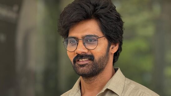 అందాల రాక్ష‌సి సినిమాతో హీరోగా ఎంట్రీ ఇచ్చాడు న‌వీన్ చంద్ర‌. ప్ర‌స్తుతం హీరోగానే కాకుండా క్యారెక్ట‌ర్ ఆర్టిస్ట్‌గా, విల‌న్‌గా డిఫ‌రెంట్ రోల్స్ చేస్తున్నాడు. రామ్‌చ‌ర‌ణ్ గేమ్ ఛేంజ‌ర్‌లో కీల‌క పాత్ర పోషిస్తున్నారు.&nbsp;