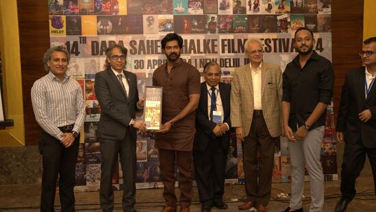 మంత్ ఆఫ్ మ‌ధు సినిమాలో మ‌ధుసూద‌న్‌రావు అనే తాగుబోతు పాత్ర‌లో స‌హ‌జ న‌ట‌న‌ను క‌న‌బ‌రిచాడు న‌వీన్ చంద్ర‌. ఈ సినిమాలో న‌వీన్ చంద్ర అస‌మాన న‌ట‌న‌కు ప్రేక్ష‌కుల నుంచి ప్ర‌శంస‌లు ద‌క్కాయి.