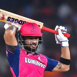 <p>IPL 2024 Orange Cap: సన్ రైజర్స్ హైదరాబాద్ తో మ్యాచ్ లో రాణించాడు రాజస్థాన్ రాయల్స్ బ్యాటర్ రియాన్ పరాగ్. అతడు కేవలం 48 బంతుల్లో 77 రన్స్ చేసినా.. తన టీమ్ ను మాత్రం గెలిపించలేకపోయాడు.</p>