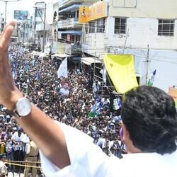 <p>వాలంటీర్ల సేవలు కొనసాగాలంటే రెండు బటన్లు ఫ్యాన్‍పై నొక్కాలని, పేదవాడి భవిష్యత్ కోసం రెండు బటన్లు ఫ్యాన్ గుర్తుపై నొక్కాలని &nbsp; సీఎం జగన్ నరసాపురంలో ఓటర్లకు పిలుపునిచ్చారు.</p>