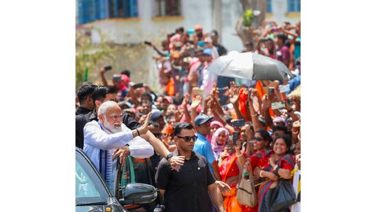 పశ్చిమ బెంగాల్లోని కృష్ణానగర్లో జరిగిన రోడ్ షో లో ప్రధాని మోదీ.