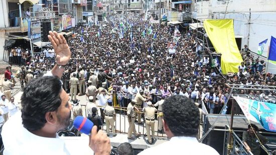 రాష్ట్రంలో జరుగుతున్నది కులాల మధ్య యుద్ధం కాదని.. క్లాస్ వార్ అని, &nbsp;మళ్లీ ఇదే కూటమి కొత్త కొత్త మోసాలతో ఎన్నికల్లో వస్తుందని, &nbsp;ఇంటింటికి కేజీ బంగారం, బెంజ్ కారు ఇస్తారంట.. నమ్ముతారా? అని జగన్ ప్రశ్నించారు.&nbsp;