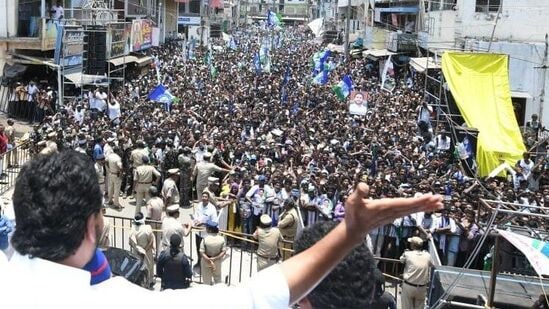 14 ఏళ్లు సీఎంగా చంద్రబాబు ఒక్క మంచి పని చేశారా అని జగన్ ప్రశ్నించారు. &nbsp;బాబు పేరు చెప్తే పేదలకు చేసిన ఒక్క స్కీమ్ గుర్తొస్తుందా? &nbsp;అని నరసాపురంలో ప్రశ్నించారు.&nbsp;