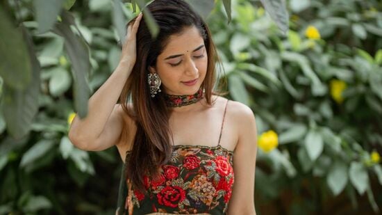 సినిమాల్లో నటిస్తూనే సోషల్ మీడియాలో కూడా యాక్టివ్ గా ఉంటూ ఏదో ఒక ఫోటోను షేర్ చేస్తూ ఉంటుంది ఆషికా. అలా తాజాాగా కొన్ని పిక్స్ షేర్ చేయగా అవి వెంటనే వైరల్ అయ్యాయి. &nbsp;