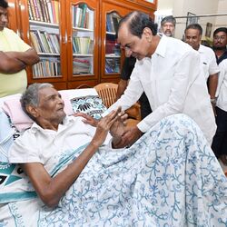 <p>తన గురువు రమణయ్య ఆశీస్సులు తీసుకున్నారు బీఆర్ఎస్ అధినేత కేసీఆర్. బస్సు యాత్రలో భాగంగా ఆదివారం రాత్రి జగిత్యాలలో బస చేసిన కేసీఆర్, సోమవారం నిజామాబాద్ కు బయలుదేరే ముందు తన చిన్న నాటి గురువు ప్రముఖ కవి &nbsp;జైశెట్టి రమణయ్య ఇంటికి వెళ్లారు.&nbsp;</p>