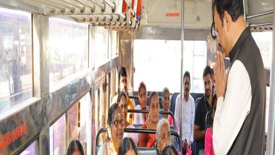 రూ.20 కాంబినేషన్‌ టికెట్‌ తీసుకుని డీలక్స్‌ బస్సుల్లో మంత్లీ సీజన్ టికెట్(MST) పాస్ ఉన్నవాళ్లు ప్రయాణించవచ్చని టీఎస్ఆర్టీసీ ఎండీ సజ్జనార్(Sajjanar) తెలిపారు. ఎక్స్‌ప్రెస్‌ పాస్‌ దారులకు మాత్రమే ఈ సదుపాయం వర్తిస్తుందని చెప్పారు