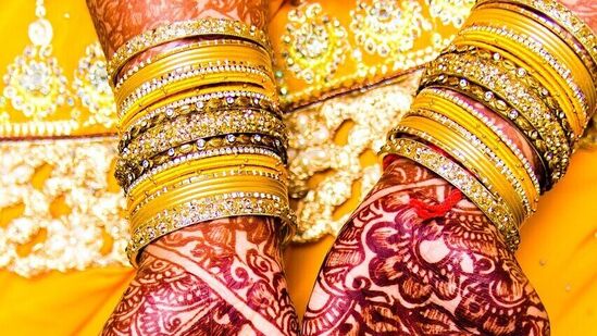 హైదరాబాద్​లో 10 గ్రాముల పసిడి (22క్యారెట్లు) ధర రూ. 66,060గా ఉంది. 24క్యారెట్ల బంగారం ధర రూ. 72,060గా కొనసాగుతోంది. కేజీ వెండి ధర రూ. 87,600గా ఉంది.