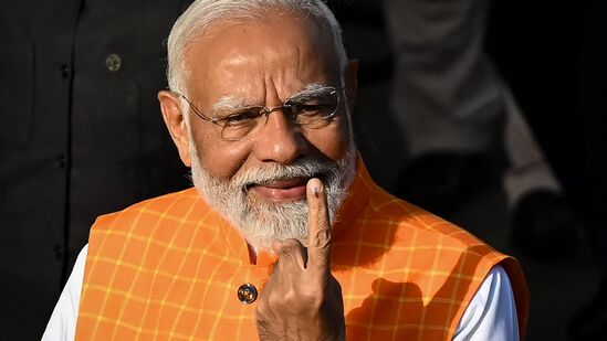 మూడో దశ పోలింగ్ లో భాగంగా గుజరాత్ లోని అహ్మదాబాద్ లో ఓటు వేసిన ప్రధాని నరేంద్ర మోదీ.