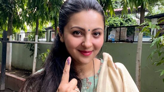మూడో దశ పోలింగ్ లో భాగంగా అస్సాంలోని గువాహటిలో ఓటు వేసిన అస్సామీ నటి నిషితా గోస్వామి.