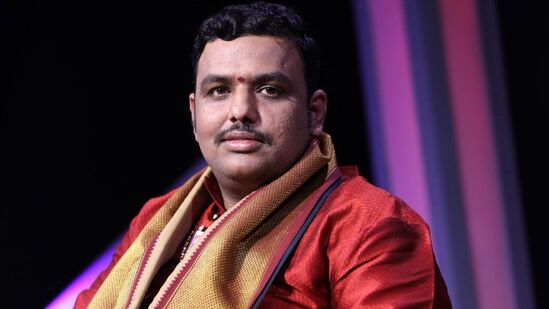 బ్రహ్మశ్రీ చిలకమర్తి ప్రభాకర చక్రవర్తి శర్మ, మొబైల్‌ : 9494981000