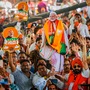 ఎన్నికల ప్రచారంలో ప్రధాని మోదీ కటౌట్ తో బీజేపీ అభిమానులు ఎన్నికల ప్రచారంలో ప్రధాని మోదీ కటౌట్ తో బీజేపీ అభిమానులు