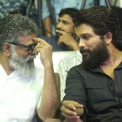 <p>Arya 20 Years Celebrations: టాలీవుడ్‌లో ఆర్య మూవీ ఓ గేమ్ ఛేంజర్ అన్నాడు అల్లు అర్జున్. ఆర్య 20 ఏళ్లు పూర్తి చేసుకున్న సందర్భంగా నిర్వహించిన స్పెషల్ ఈవెంట్లో అతడు మాట్లాడాడు. "ఆ రోజుల్లో 10 వారాలు నడిస్తే సినిమా యావరేజ్ అనేవాళ్లు. సుకుమార్, నేను ఆర్య ఫస్ట్ షోకి వెళ్లినప్పుడు థియేటర్ 40 శాతమే నిండింది. మెల్లగా పికప్ అవుతుందని మేము భావించాం. షో పూర్తయిన తర్వాత ఇది 10 వారాల మూవీ అన్నారు. దీంతో నేను చాలా నిరాశ చెందాను" అని అల్లు అర్జున్ అన్నాడు.</p>