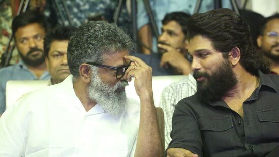 Arya 20 Years Celebrations: టాలీవుడ్‌లో ఆర్య మూవీ ఓ గేమ్ ఛేంజర్ అన్నాడు అల్లు అర్జున్. ఆర్య 20 ఏళ్లు పూర్తి చేసుకున్న సందర్భంగా నిర్వహించిన స్పెషల్ ఈవెంట్లో అతడు మాట్లాడాడు. "ఆ రోజుల్లో 10 వారాలు నడిస్తే సినిమా యావరేజ్ అనేవాళ్లు. సుకుమార్, నేను ఆర్య ఫస్ట్ షోకి వెళ్లినప్పుడు థియేటర్ 40 శాతమే నిండింది. మెల్లగా పికప్ అవుతుందని మేము భావించాం. షో పూర్తయిన తర్వాత ఇది 10 వారాల మూవీ అన్నారు. దీంతో నేను చాలా నిరాశ చెందాను" అని అల్లు అర్జున్ అన్నాడు.