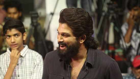 Arya 20 Years Celebrations: అప్పుడు తన తండ్రి అల్లు అరవింద్ మాటలను కూడా బన్నీ గుర్తు చేసుకున్నాడు. "చాలా వరకు కొత్త వాళ్లతో తీసిన సినిమా పది వారాలు ఆడటం కూడా చిన్న విషయం కాదని అల్లు అరవింద్ గారు చెప్పారు. కానీ ఆర్య 125 రోజులు ఆడుతుందని అన్నాను. అదే జరిగింది. నేను చిరంజీవిగారి చేతుల మీదుగా షీల్డ్ అందుకున్నాను. టాలీవుడ్ లో ఈ మూవీ ఓ గేమ్ ఛేంజర్. దిల్ రాజును ఈ సినిమా స్టార్ ప్రొడ్యూసర్ చేసింది. నా జీవితంలో సుకుమార్ ను పెద్ద పిల్లర్ గా మార్చేసింది" అని అల్లు అర్జున్ అన్నాడు.