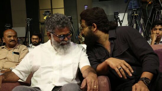 Arya 20 Years Celebrations: ఈ సందర్భంగా సుకుమార్ కూడా అల్లు అర్జున్ పై ప్రశంసలు కురిపించాడు. అల్లు అర్జున్ వల్లే ఈ రోజు తానీ స్థాయిలో ఉన్నానని సుకుమార్ చెప్పడం గమనార్హం. ఆర్య మూవీపై తనకే నమ్మకం లేకపోయినా.. అప్పట్లో 18 ఏళ్ల వయసు ఉన్న బన్నీ స్క్రిప్ట్ ను నమ్మి కచ్చితంగా హిట్ అవుతుందని చెప్పాడని కూడా సుకుమార్ గుర్తు చేసుకున్నాడు.