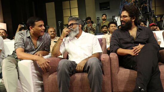 Arya 20 Years Celebrations: ఆర్య మూవీ కోసం తాను ఏది అడిగినా ప్రొడ్యూసర్ దిల్ రాజు ఇచ్చాడని, ఇక ఫస్ట్ హాఫ్ వినగానే డీఎస్పీ ఫీల్ మై లవ్ సాంగ్ చేశాడని సుకుమార్ చెప్పాడు. ఐటెమ్ సాంగ్ పెట్టాలన్న ఉద్దేశం తనకు లేకపోయినా.. అ అంటే అమలాపురం పెద్ద హిట్ అయినట్లు గుర్తు చేసుకున్నాడు.