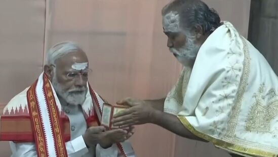 ప్రధాని మోదీకి ఆలయ ప్రసాదం అందిస్తున్న అర్చకులు