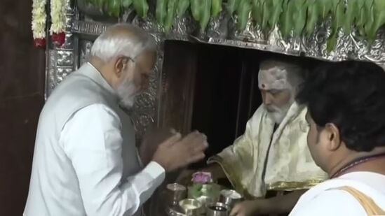 వేములవాడ ఆలయంలో పూజలు నిర్వహిస్తున్న ప్రధాని నరేంద్ర మోదీ