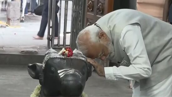 వేములవాడ ఆలయంలో నందీశ్వరుడికి మొక్కుతున్న మోదీ
