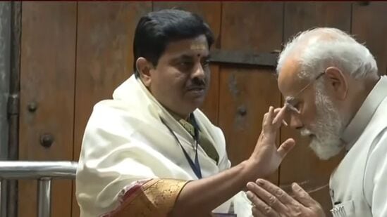 ఆలయంలో మోదీకి స్వాగతం పలుకుతున్న అర్చకులు